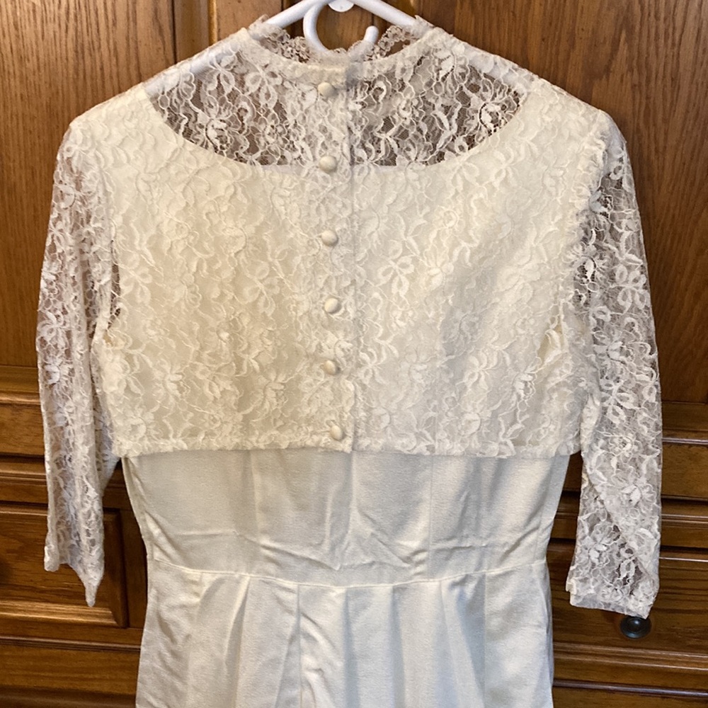 Handmade 1960’s Wedding gown. Mint condition. Worn 1 time. No stains or flaws. - Picture 5 of 16